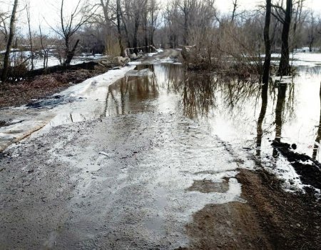 Из-за наводнения в Уфе участок дороги, ведущий к двум дачным товариществам, оказался затоплен