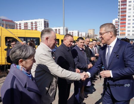 Глава Башкортостана вручил ключи от новых автобусов директорам 44 школ из 31 района республики
