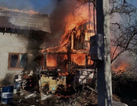 В Уфе произошел пожар в жилом бревенчатом доме