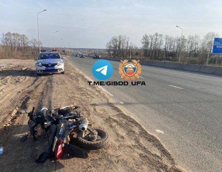В Уфе водитель мопеда пострадал при столкновении с попутной иномаркой Renault Sandero