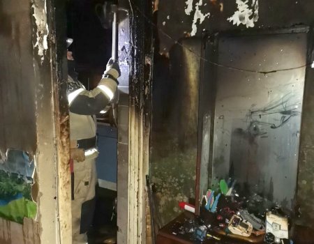 В Уфе мужчина разбил топором окно и выпрыгнул из горящей квартиры