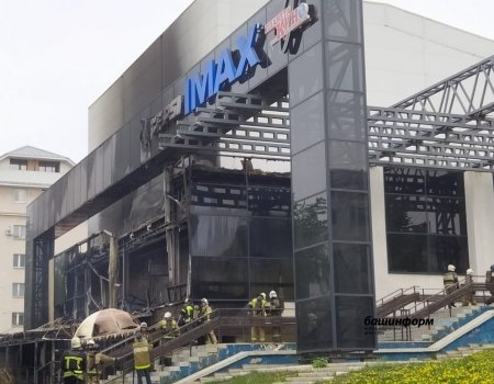 В Уфе пожарные потушили огонь в здании кинотеатра «Искра»