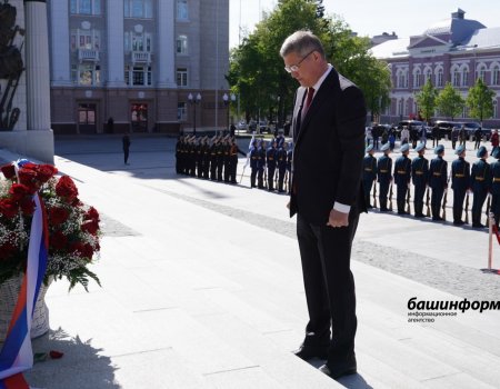 В День Победы Радий Хабиров возложил цветы к памятнику генерала Шаймуратова