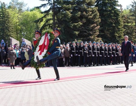 Радий Хабиров посетил парк Победы и пообщался с ветеранами Великой Отечественной войны