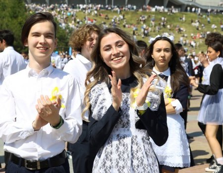 В Уфе 4,5 тысячи выпускников одновременно станцевали школьный вальс