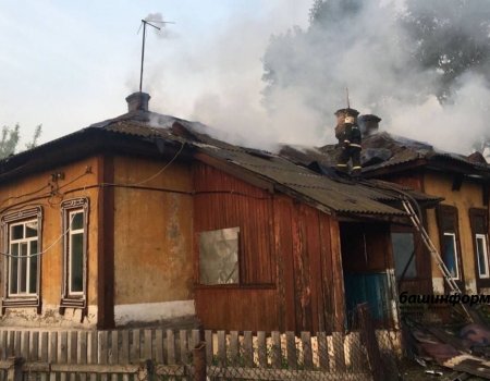 В Башкортостане при пожаре в пятиквартирном доме погибла женщина