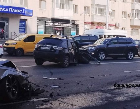 В центре Уфы произошло ДТП с участием двух иномарок: часть улицы Цюрупы перекрыта