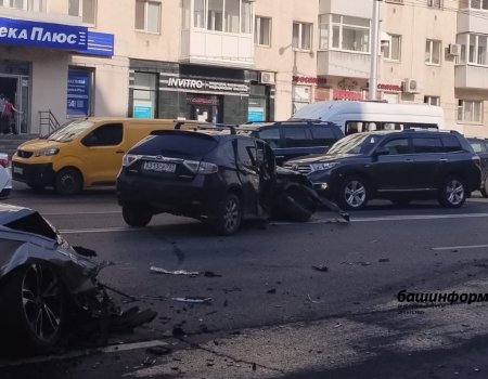 В центре Уфы произошло ДТП с участием двух иномарок: часть улицы Цюрупы перекрыта
