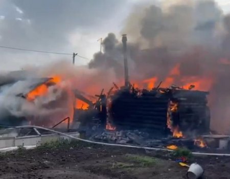 Под Уфой сгорели два дома, гараж и баня: есть пострадавший (видео)
