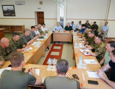 Радий Хабиров встретился с командованием части, где проходит слаживание полк «Башкортостан»