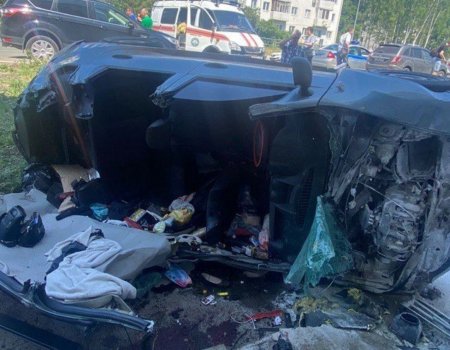 Стало известно, какие травмы получили водитель и три пассажирки врезавшейся в дом машины в Уфе