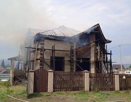 Пожар в двухэтажном доме в Башкирии после попадания молнии