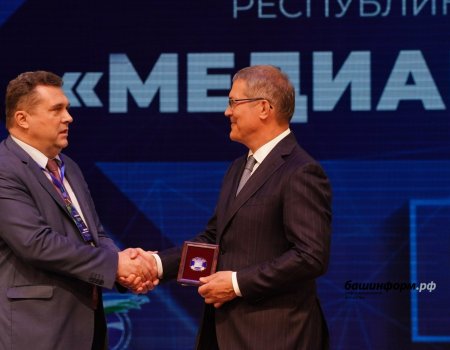 Председатель Союза журналистов России Владимир Соловьев вручил Главе Башкирии награду