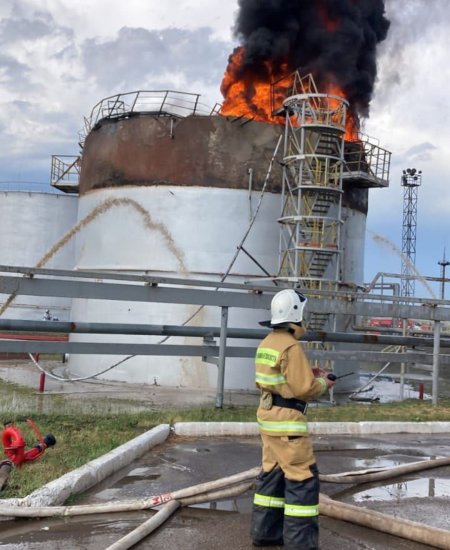 В Туймазинском районе горит резервуар с нефтью