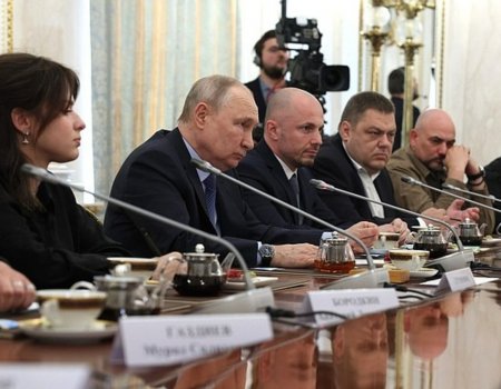 Новой волны мобилизации и военного положения не будет: основные тезисы встречи Путина с военкорами