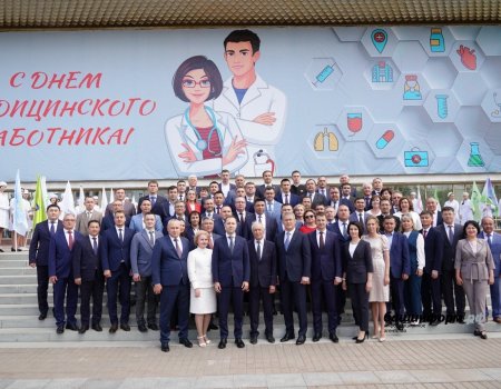 Глава Башкирии поздравил медиков республики с их профессиональным праздником и вручил награды