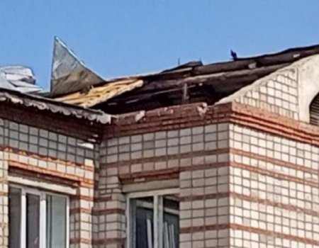 В Башкортостане сильный ветер повредил металлическую кровлю школы