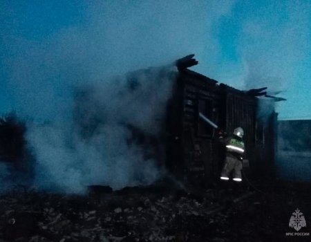 В Башкирии многодетная семья спаслась, выбравшись из горящего дома через окно