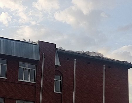В Башкирии сильным ветром сорвало часть крыши сельской школы