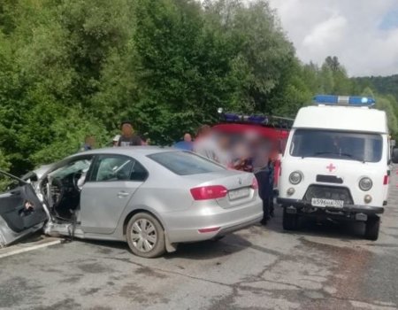 В Башкирии из искореженной в ДТП иномарки достали тело женщины-водителя