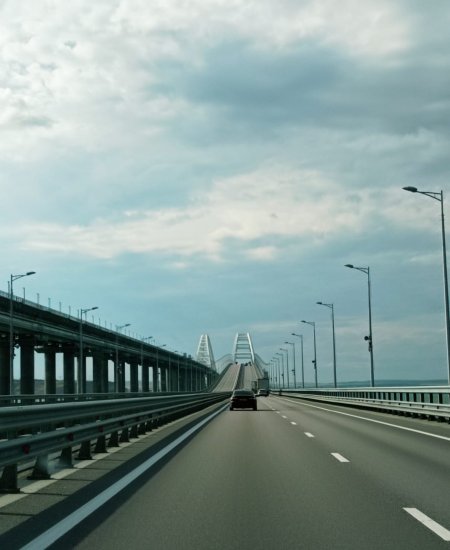 В результате ЧП на Крымском мосту повреждено дорожное полотно, есть погибшие