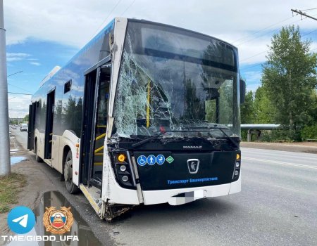 В Уфе автобус с 20 пассажирами врезался в электроопору