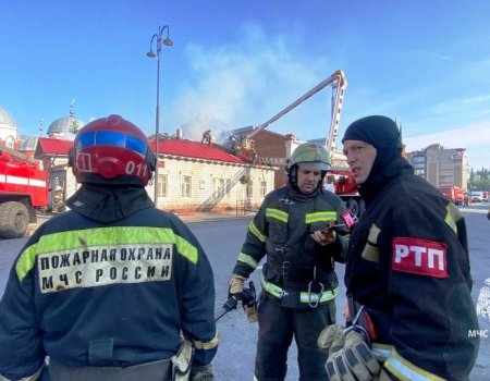 Крупный пожар в центре Уфы: есть угроза перехода огня на медресе