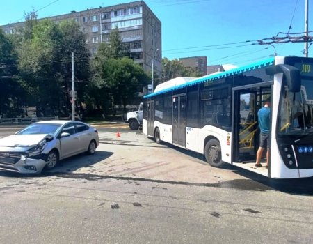 В Уфе Hyundai Accent врезался в автобус с пассажирами