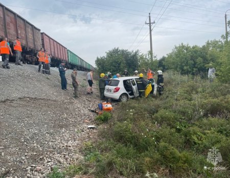 В Башкортостане женщина-водитель за рулем иномарки попала под грузовой поезд