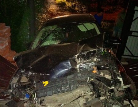 В Башкортостане водитель за рулем Ford Focus протаранил забор частного дома: пострадали два человека