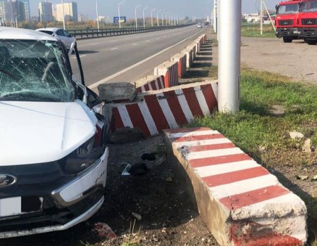 В Башкирии погиб таксист, врезавшись на «Ладе Гранте» в бетонное ограждение