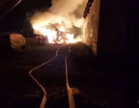 В Башкортостане при пожаре сгорели дом, грузовик и баня