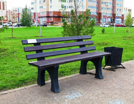 Министр экологии Башкирии подарил родному городу скамейки из переработанного пластика