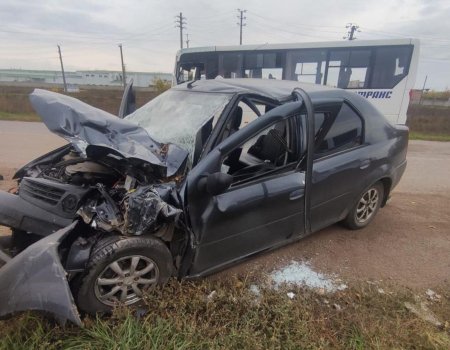 В Башкирии столкнулись Renault Logan и автобус НефАЗ с пассажирами