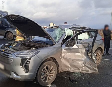 В Башкирии при столкновении грузовика и кроссовера пострадала 57-летняя водительница