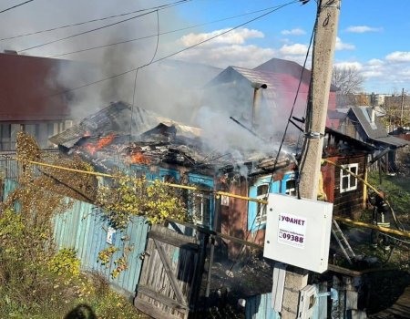 В Уфе сгорел дом с пристроем и частично повредилась соседняя постройка