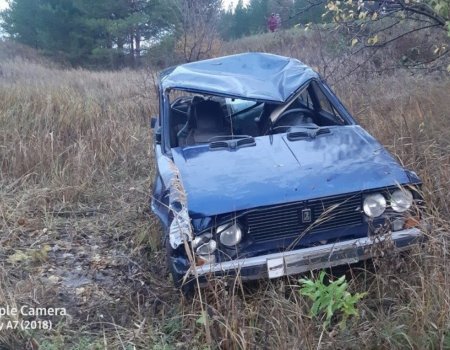 В Башкортостане из-за гололеда Audi A4 и «ВАЗ-2106» опрокинулись в кювет: женщину зажало в иномарке