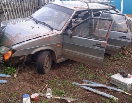В Башкортостане двое молодых угонщиков врезались на чужой машине в забор и дом
