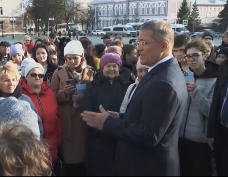 Радий Хабиров пообщался с туристами на Советской площади Уфы