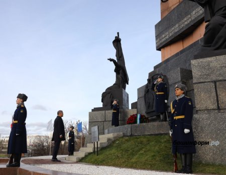 В День народного единства Глава Башкирии Радий Хабиров возложил цветы к Монументу Дружбы