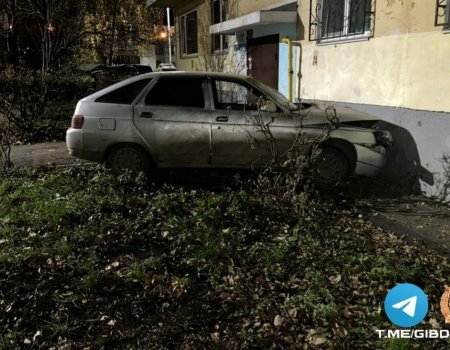 В Уфе пьяная женщина за рулем «ВАЗ-2112» перепутала педали и врезалась в жилой дом