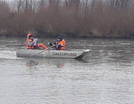 В Башкирии спасатели помогли рыбаку, угодившему в ловушку из-за уплывшей лодки