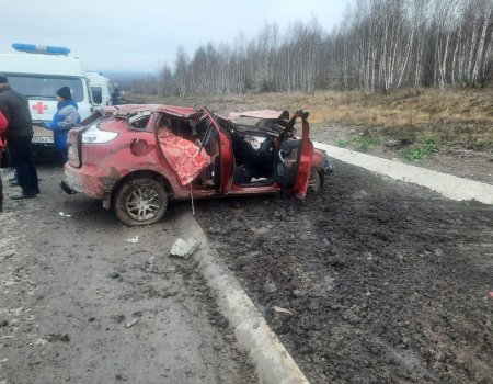 В Башкирии cтолкнулись Volkswagen Tiguan, Lada XRAY и фура