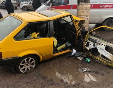 В Башкортостане водитель за рулем «ВАЗ-2108» «нырнул» в лужу и врезался в столб