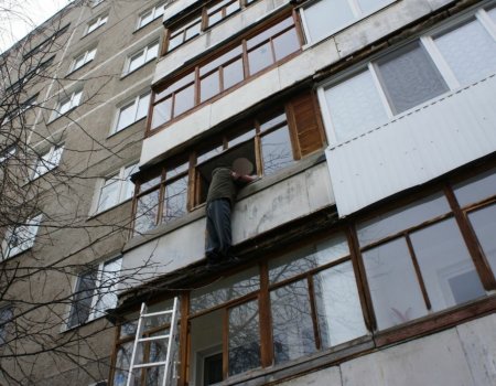 В Уфе спасли 82-летнего мужчину, повисшего на балконе многоэтажки
