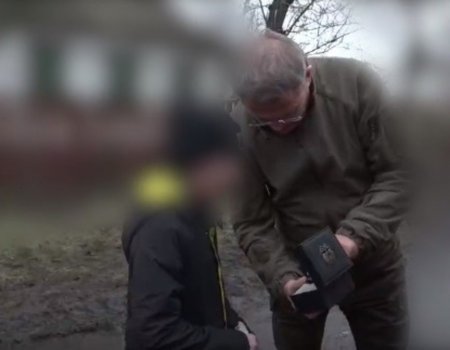 «У самого растут сыновья»: Глава Башкирии подарил мальчику из Донбасса часы
