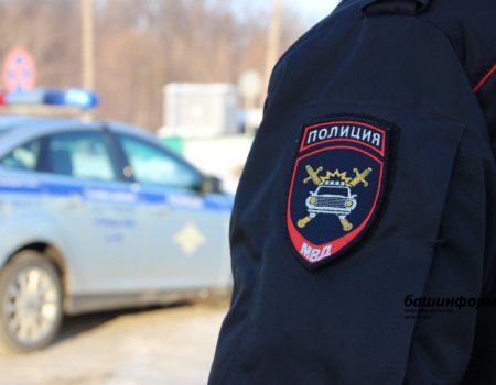 Житель Башкирии положил 30 тысяч рублей в карман куртки инспектора ДПС