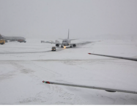 В московских аэропортах из-за непогоды задержали или отменили около 30 рейсов