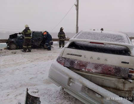 В Башкирии на скользкой дороги столкнулись две вазовские машины