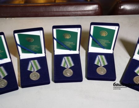Радий Хабиров в госпитале Москвы вручил медали Шаймуратова бойцам-землякам